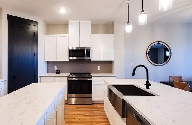 Loop, Newly Built Luxurious, Modern & Cozy Home