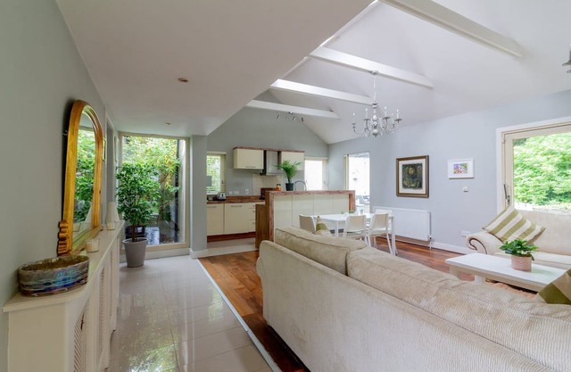 GuestReady - Opulence Malahide Seaside Cottage