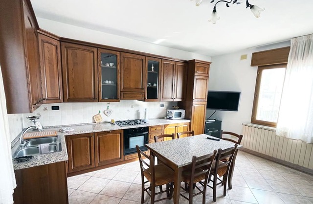 Beautiful private villa for 6 people with WIFI, hot tub, A/C, TV, pets allowed and parking
