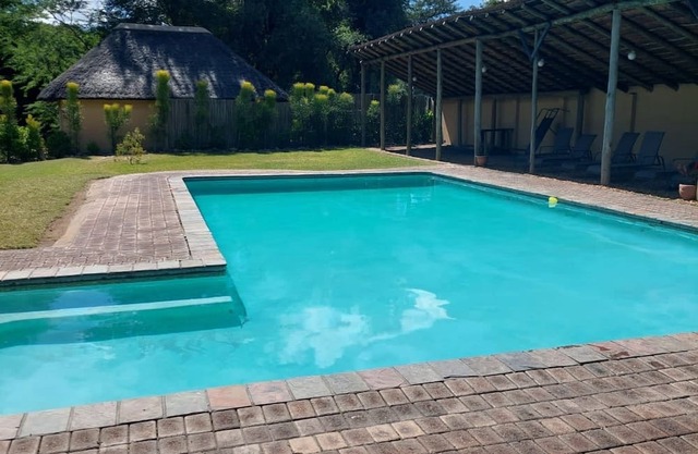 Luxurious bush villa with 2 ensuite bathrooms & modern kitchen 1 km from Kruger