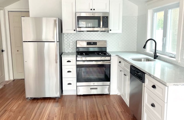 Beautifully renovated cottage less than a mile to the beach!