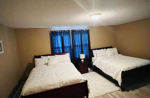 One bedroom Full Bath in Lancaster