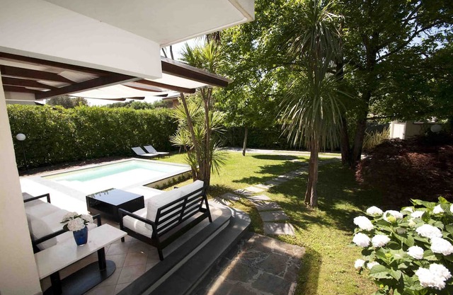Lovely 4 BR Villa With Mediterranean Garden