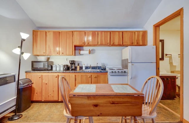 Pet-Friendly Laconia Cabin w/Fireplace + Deck!