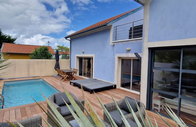 Spacious house with swimming pool close to the beach