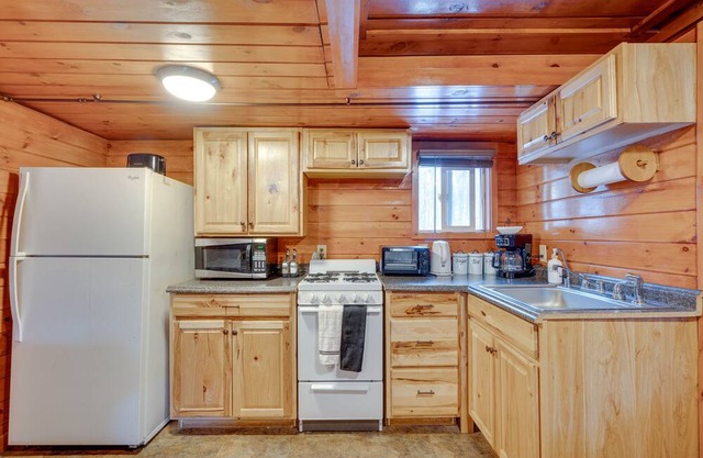 Laconia Cabin w/Grill: 2 Mi to Weirs Beach!