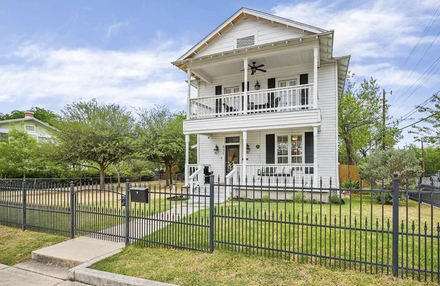 Minutes Away from Riverwalk & Alamo! Beautiful Home w/ Hot Tub & Fire Pit