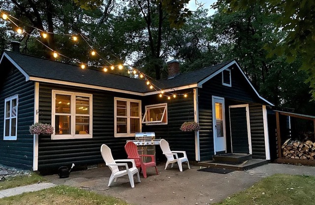 Cozy cabin in enchanting Merrifield with AC, WiFi