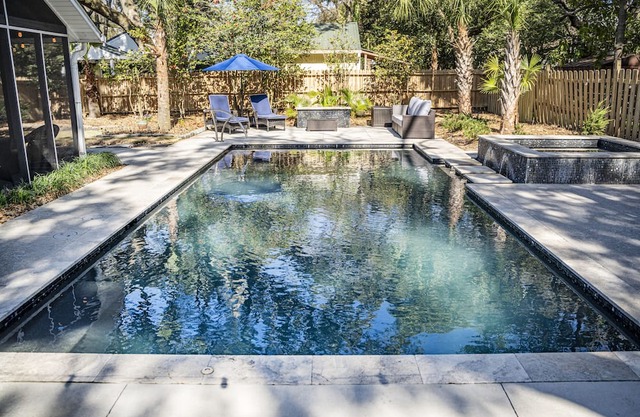 3 BR with private pool close to beaches