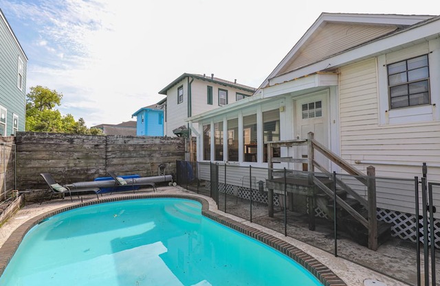 Charming Bungalow with Pool in the Heart of Uptown Nola!