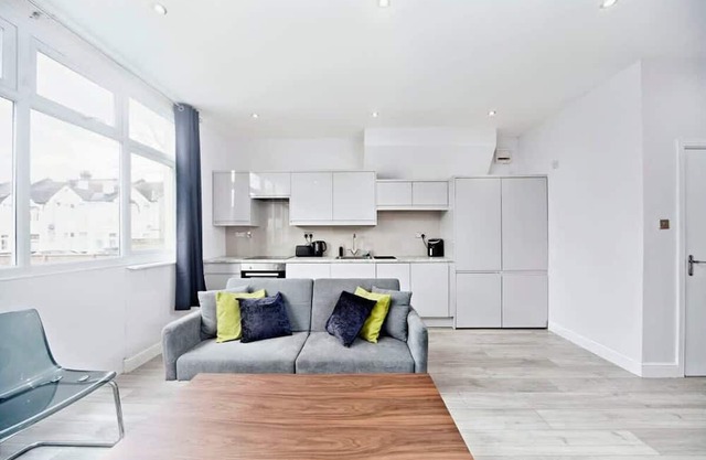 Chic 1BR Thornton Flat - Charm and City Access