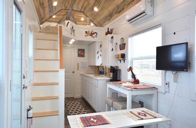 Tiny Home with full kitchen, Loft sleeping, patio, private parking, dark skies.