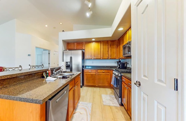 Water view desert stay with putt putt, enclosed yard, fireplace, streaming, & AC