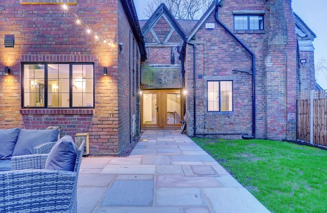 Fairview Cottage - Luxury English Country Cottage with Hot Tub & Pizza Oven