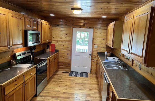 cozy 2 bedroom log cabin located between Helen and Cleveland