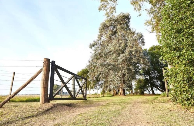 This cottage is a 4 bedroom(s), 3 bathrooms, located in San Antonio de Areco, Provincia de Buenos Aires.
