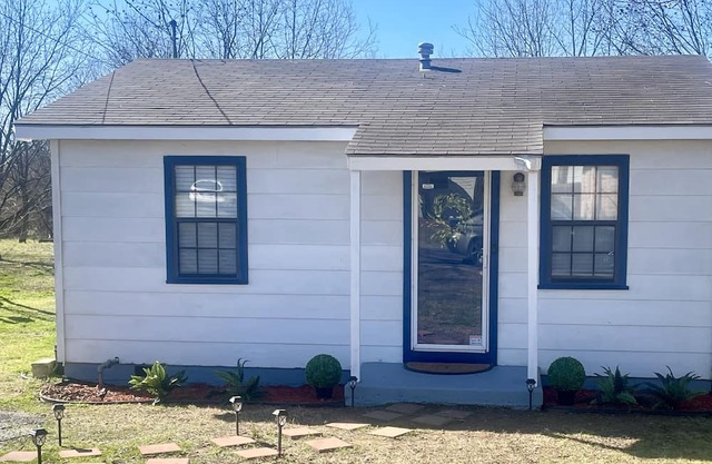 A Cozy Cottage in Durant, Oklahoma. Comfortable, clean & conveniently located!