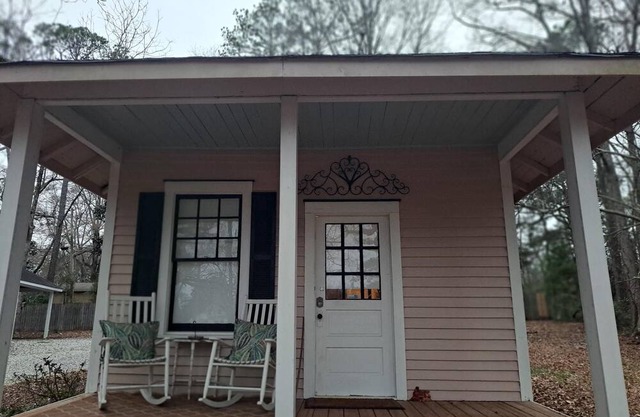 Aunt Stella's Cottage in downtown Hamilton just 10 miles from Callaway Gardens