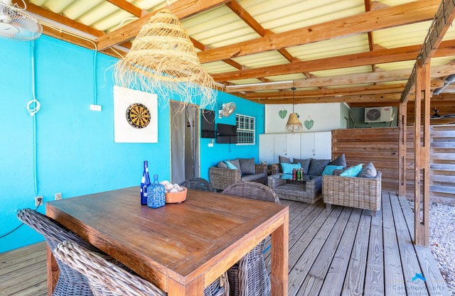 Charming 2-bedroom house with big terrace for rinse gear and grill