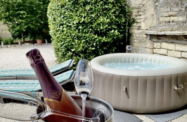 Maison Dix has two elegant, charming guests rooms in Tusson.