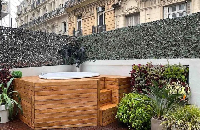 One bedroom apt w/hottub near "Florida" St