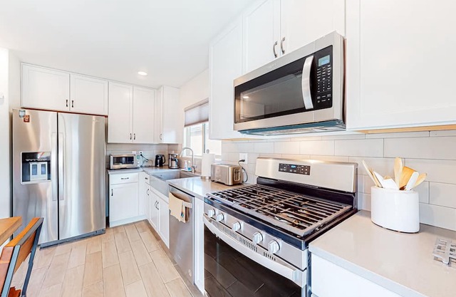 Dog-friendly home with private yard, covered patio, BBQ, & all-new kitchen