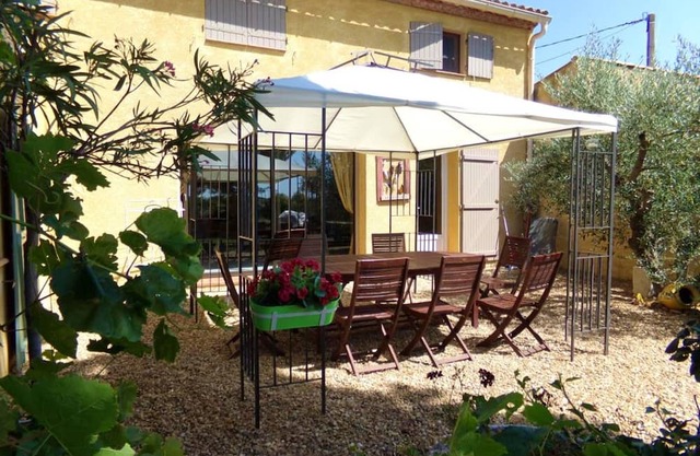 Homerez - Nice appartement for 6 ppl. with shared pool and terrace at Bellegarde
