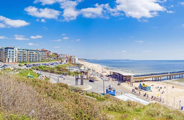 BOURNECOAST: Maisonette with balcony and parking - close to the beach - FM8539