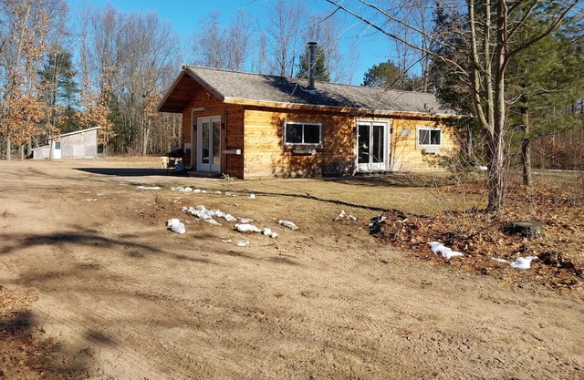 Cuddle up in this cozy cabin