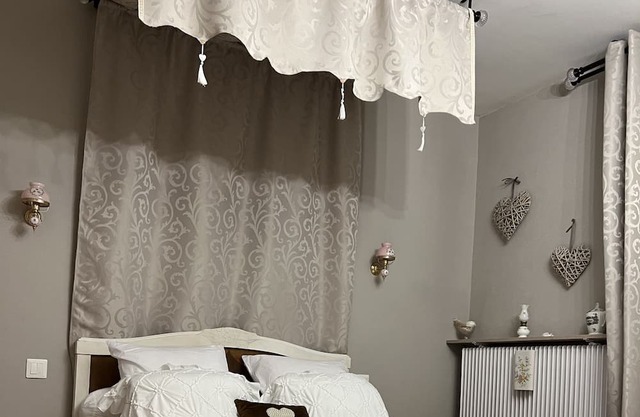 Dans Maison du Xviiième Siècle, Deux Jolies Chambres D'hôtes Décorées Avec Soin!