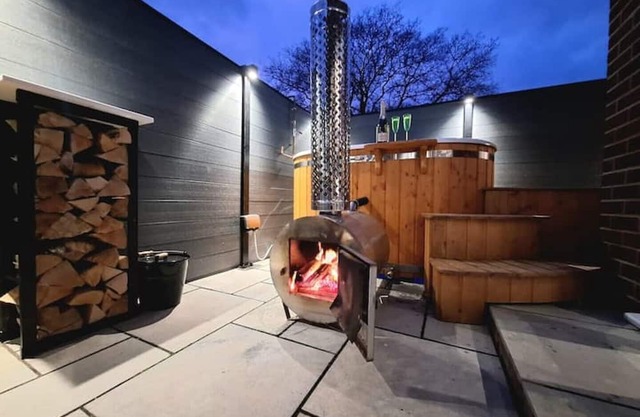 Wood-Fired Hot Tub Annex, Rare 2 Bed Norfolk Stay