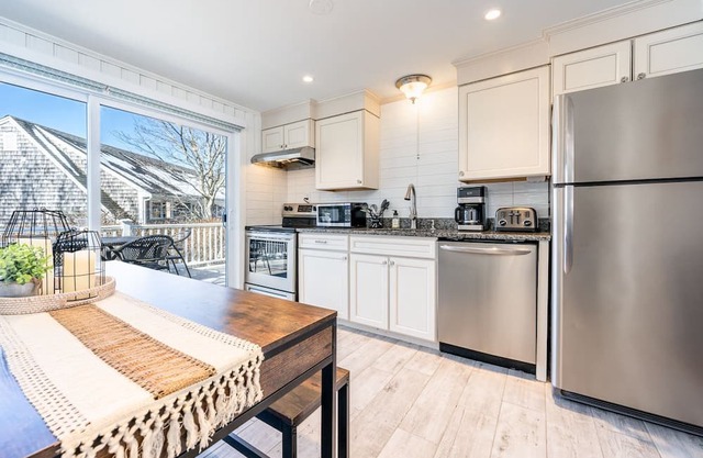 Waterviews and Short Walk to Nantucket Sound