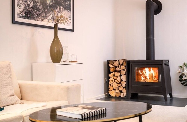 Central Apartment with Home Cinema and Fireplace