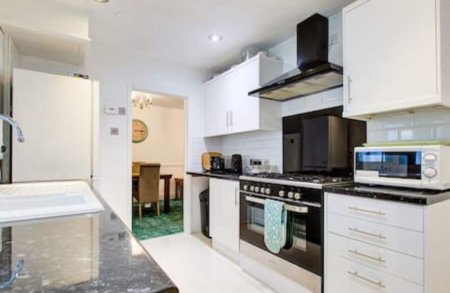 Quaint 4-Bedroom Retreat in Reading with Parking