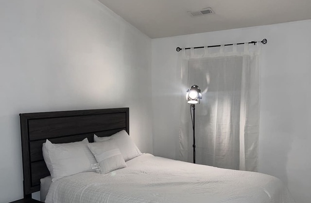 Beautiful room tailored to travel nurses in nearby Batlimore hospitals!
