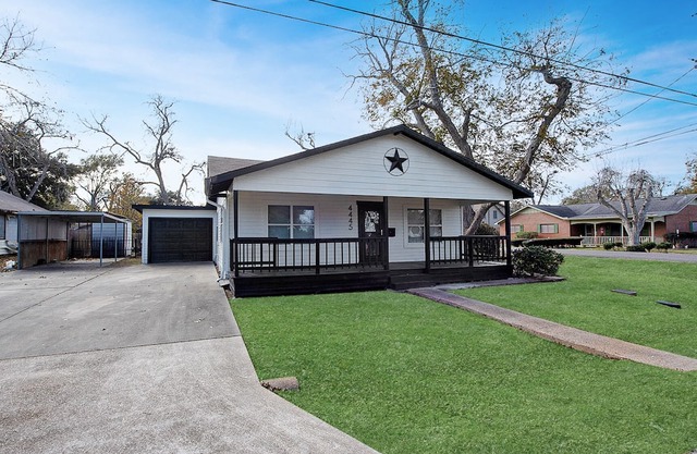 4-Bedroom, 2-Bath House with Pool in Groves, TX