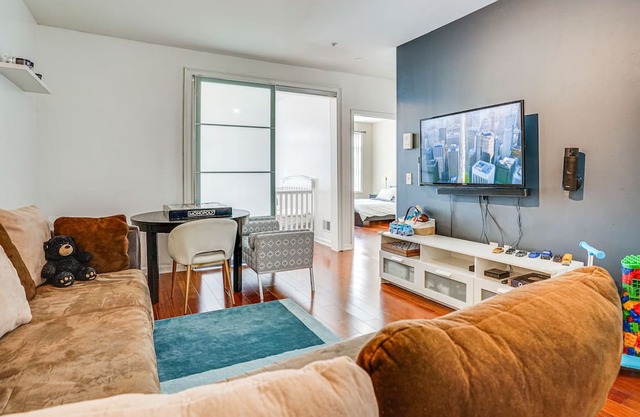 Lovely Linden Apartment - Walk to Train Station!