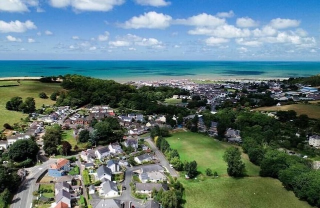 Beautifully Presented Bungalow in a peaceful location in Aberaeron, beach within easy reach