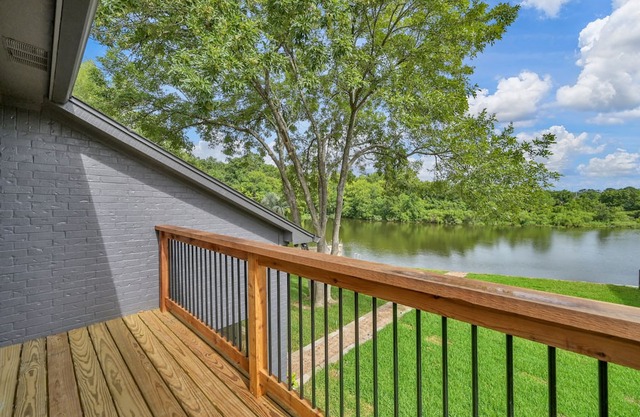 ★★ LUXE LAKEFRONT RETREAT- 8 Beds - Firepit + Family Friendly! - Boat Launch ★★