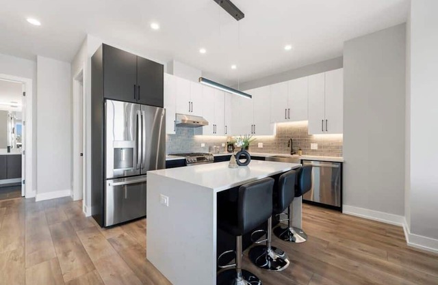 Cozy Chicago Haven w/High Speed Internet & Balcony
