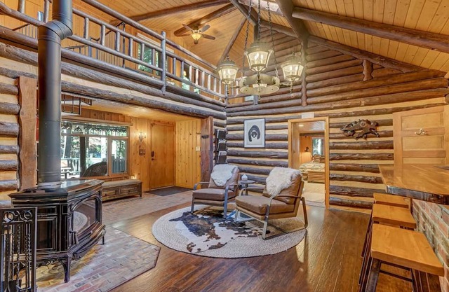 Creekside Cabin w/ Hot Tub! 2 minutes to hiking trails!