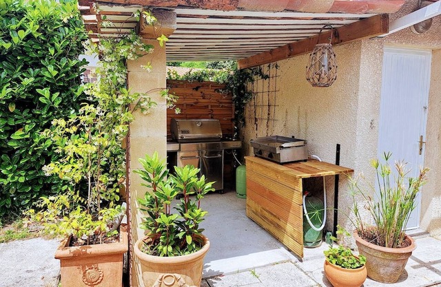 Family house sleeps 9 with above ground swimming pool