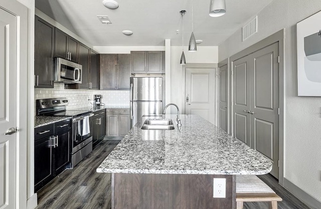 Modern Apartment in Prime Location (ID9427X28)