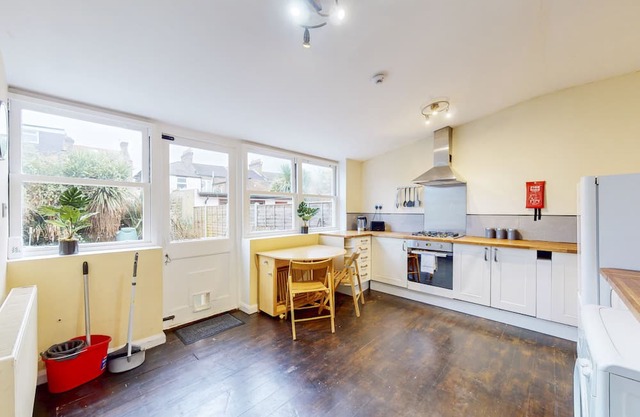 Charming 1BD flat with a private garden in Leyton