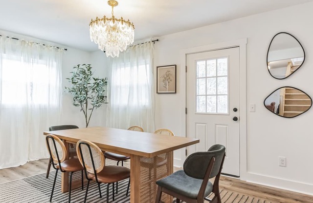 Stylish 3 BR House: 1 King Suite. No Cleaning Fee!