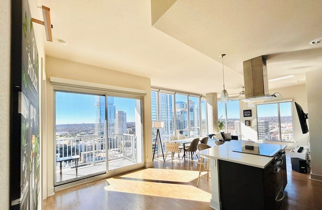 Heart of Austin 2BR: Pool, Gym, & Amazing Views!