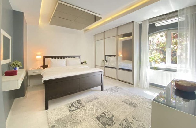Flat with Bosphorus View and Backyard in Uskudar
