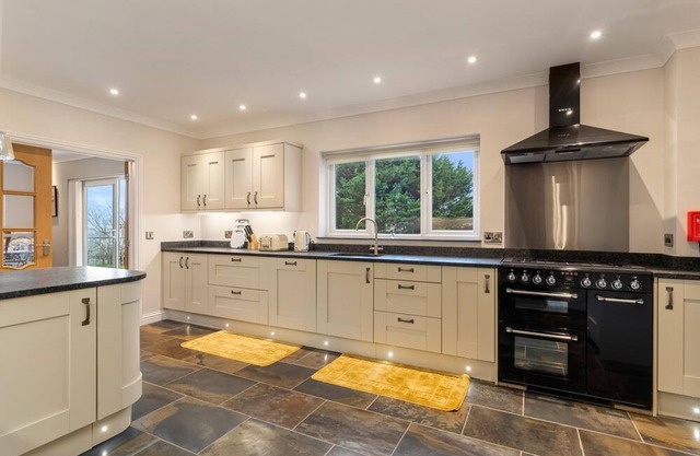 Maynor - Large Luxury House, Log Burner, Central Location