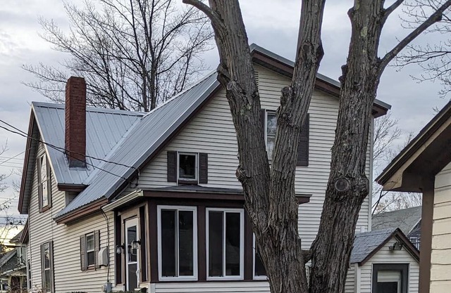 Single family home minutes to shopping, mountains and beach.