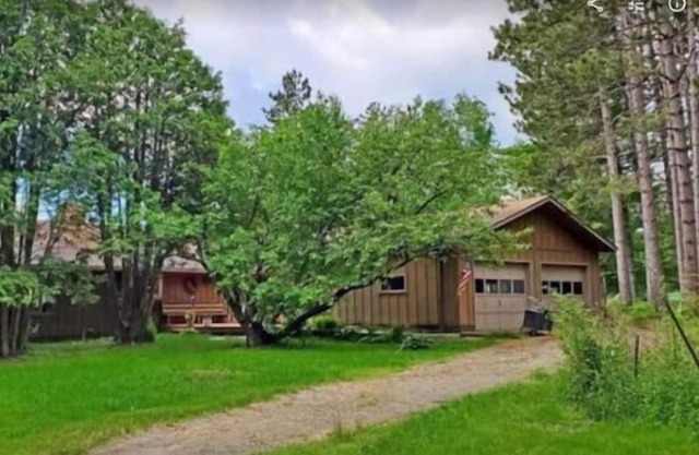 Cozy Lake Home-Pet Friendly, Lots of space inside and out, Amazing Lake Views!